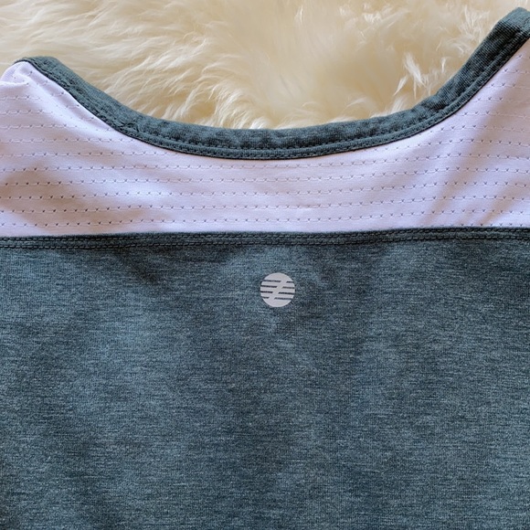 Z by Zella crop top with mesh paneling size M - Picture 5 of 5